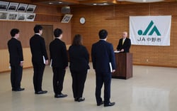 辞令交付を行う望月組合長（奥）と新入職員（手前）