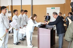 修了証を受け取る研修生（長野県飯田市で）