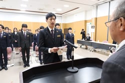 誓いの言葉を述べる新採用職員（長野県飯田市で）