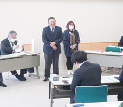 あいさつをする石曽根部会長㊨（安曇野市三郷）
