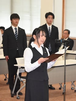 誓いのことばを述べる服部さん（１日、長野県松本市にて）