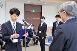 決意を述べる笠原さん（４月１日、佐久市・ＪＡ本所で）