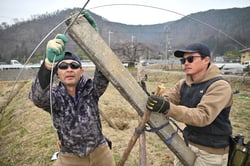 園地再生に取り組むメンバーら　３月２５日、長野県松本市にて