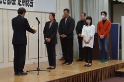 表彰台に立つ「２０２５なんしんフラワーフェア」の入賞者ら（長野県伊那市で）