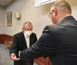 最優秀賞を受賞した小松さん㊧（長野県安曇野市で）