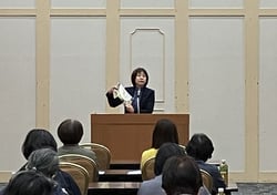 主催者あいさつをする小林理事
