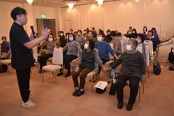 「記念講演」＝笑いを交えて活動の意義を学んだ記念講演（長野県東御市で）