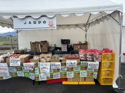 JAながのの売り場（長野市富竹のグラウンドにて）