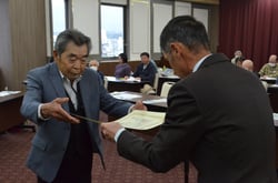 表彰状を受け取る生産者（左）（長野県伊那市で）