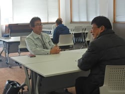 相談を受ける営農職員（２８日、長野県松本市で）