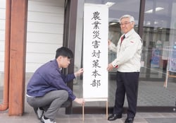 農業災害対策本部を設置する宮澤組合長㊨と営農職員（安曇野市堀金）