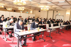 ５４人が出席した総会（４月８日、小諸市で）