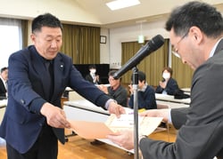 県知事賞の表彰を受ける栗原郁雄さん（長野県安曇野市で）