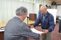 受賞者に表彰状と記念品を手渡す白鳥部会長（左）（長野県伊那市で）