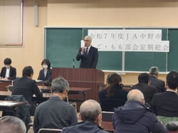 あいさつをする塩野谷部会長