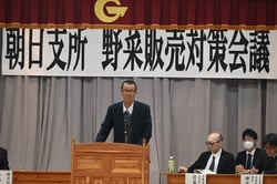 あいさつする高橋委員長（７日、長野県東筑摩郡朝日村にて）