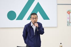 あいさつをする名取孝雄専務