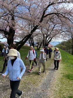 会話を楽しみながら体を動かす部員ら（長野県松本市で）