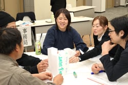 グループワークを行う参加者（１５日、長野県松本市にて）