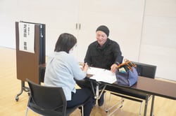 仕事内容を説明する芝波田さんと㊨と求職者（安曇野市堀金）