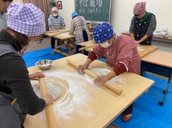 そば作りに挑戦する地域住民ら（松本市奈川）