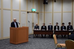 あいさつをする望月組合長