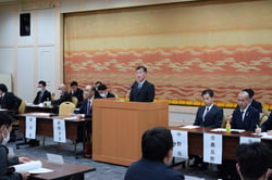 あいさつをする横田部会長