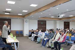 あいさつする梅沢会長（４月１４日、佐久市で）