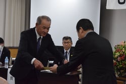 食味向上表彰を受け取る中川地区の代表者（長野県伊那市で）