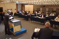 あいさつする小林圭一会長（写真左）（長野県上田市で）