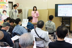 水稲防除について説明する講師の田中さきさん（長野県飯田市で）