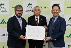 覚書を手にするジェニス氏（左）、ＪＡ大北の武井組合長（中央）、JFEの河村代表（長野県大町市で）