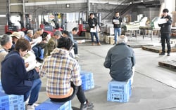 出荷規格について説明をする土屋指導員㊨（長野県安曇野市で）
