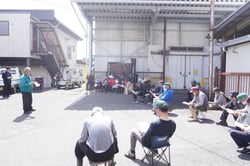 ポイントを解説するＪＡ営農指導員㊧（安曇野市三郷）