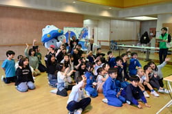 モンブランクの小学校の生徒に挨拶をする児童クラブの子供たち