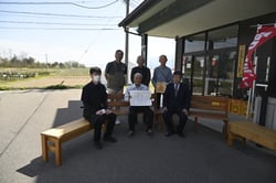<どうぞのベンチ>プロジェクトメンバー４人とＪＡ大北の中村茂専務、ええっこの里の松井功光店長。　真ん中、湯田永八さん。右、中村茂専務。左、松井功光店長。