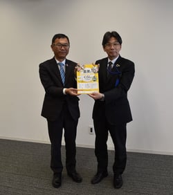 贈呈した櫻井常務理事（写真左）と受け取った酒井教育長（写真右）（長野県上田市で）