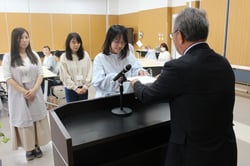 修了証を受け取る受講生（長野県飯田市で）