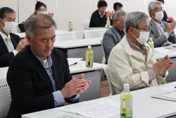 議案を承認する参加者（２８日、長野県松本市にて）