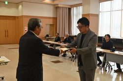 委嘱状を受け取るアドバイザー（右）（２８日、長野県松本市にて）