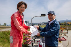 出荷の呼びかけを行う田中組合長（右）（長野県松本市、２８日）