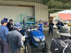 実際に農業機械を見ながら説明（須坂市小島の須高フルーツセンターにて）