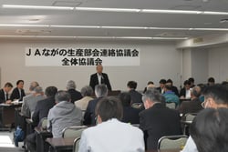 昨年度の生育について話す宮澤清志組合長（長野市中御所のJAながの本所にて）