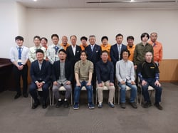 農業インターン研修生（前列）とＪＡ役職員ら（長野県伊那市で）