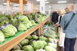 野菜を買い求める利用者（４月１７日、軽井沢で）