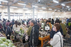 多くの来場者で賑わったりんご祭り（安曇野市豊科）
