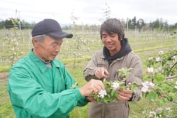 受入農家の佐原さん㊨とともに実践をかさねる上嶋さん（松本市梓川）
