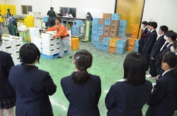 アスパラガス集出荷貯蔵施設を見学する生徒ら（長野県南箕輪村で）