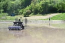 直播植えをする様子（長野県長野市、５月７日）