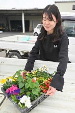 花苗を車に積み込む部員（３０日、長野県松本市で）